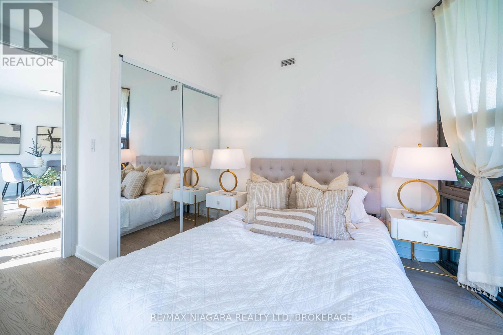 Photo 26 of 1105 11 Wellesley Street W, Toronto ON