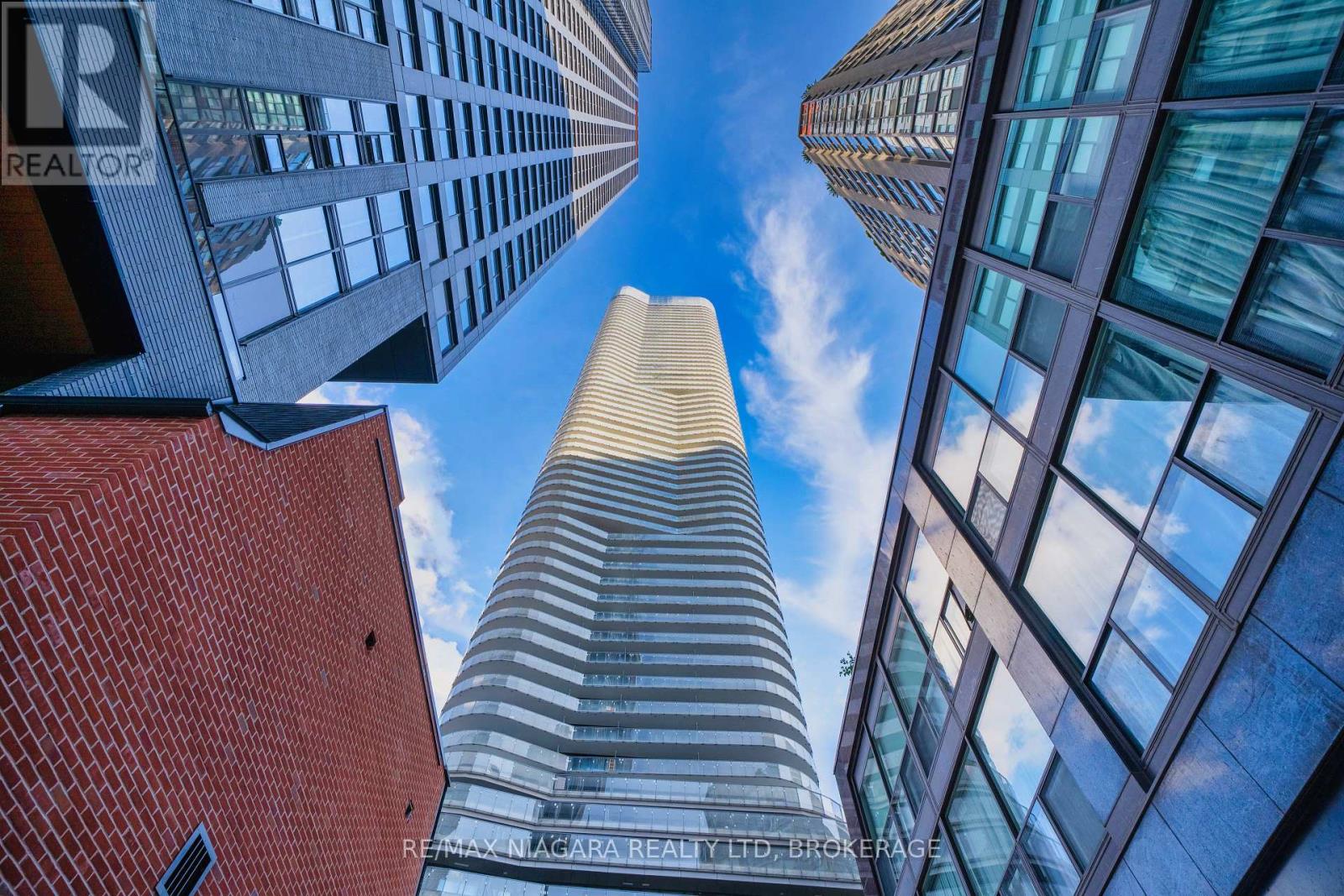 Photo 3 of 1105 11 Wellesley Street W, Toronto ON