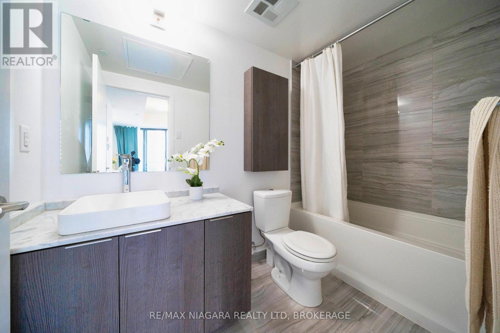 Photo 32 of 1105 11 Wellesley Street W, Toronto ON