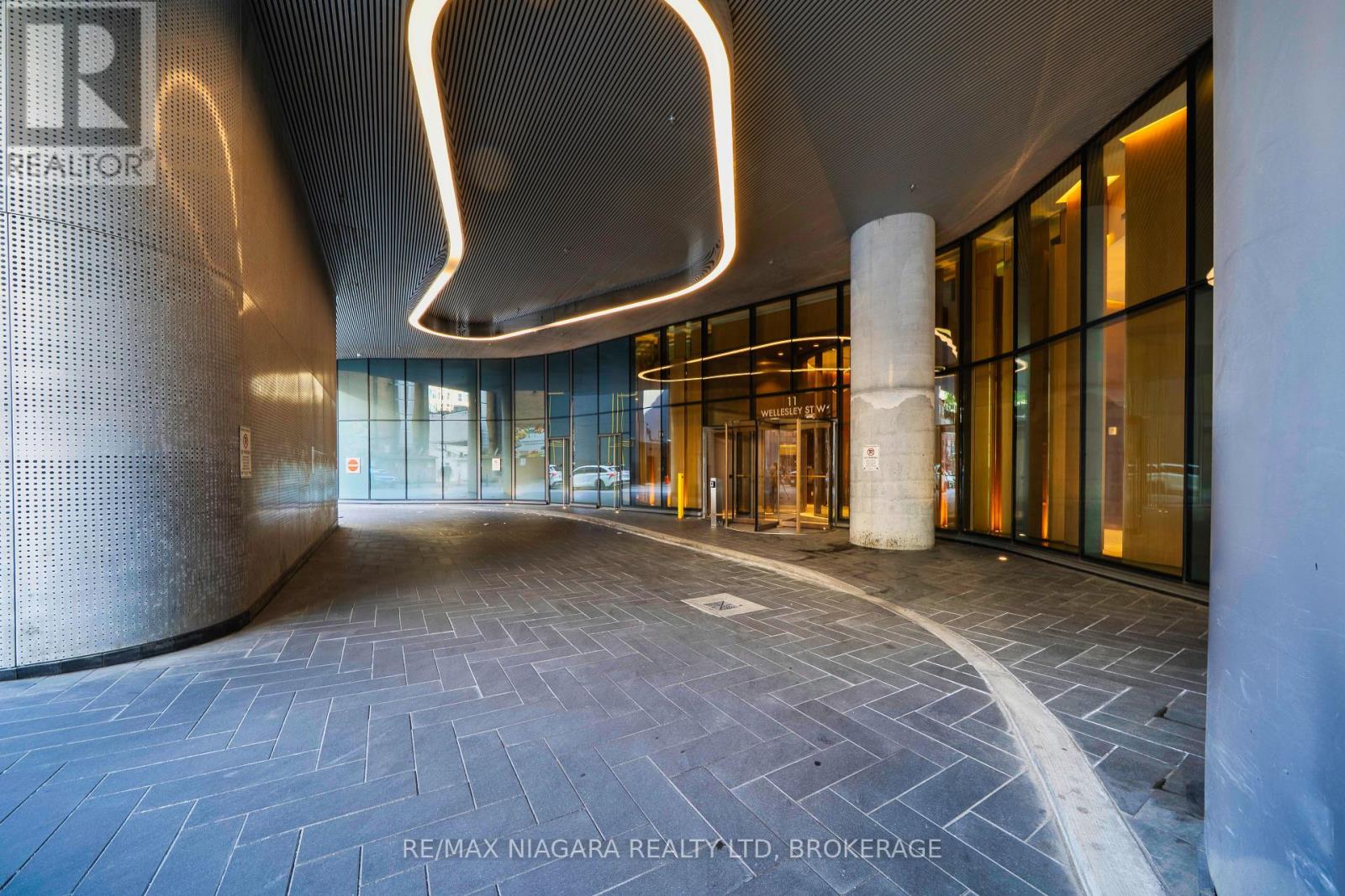 Photo 4 of 1105 11 Wellesley Street W, Toronto ON