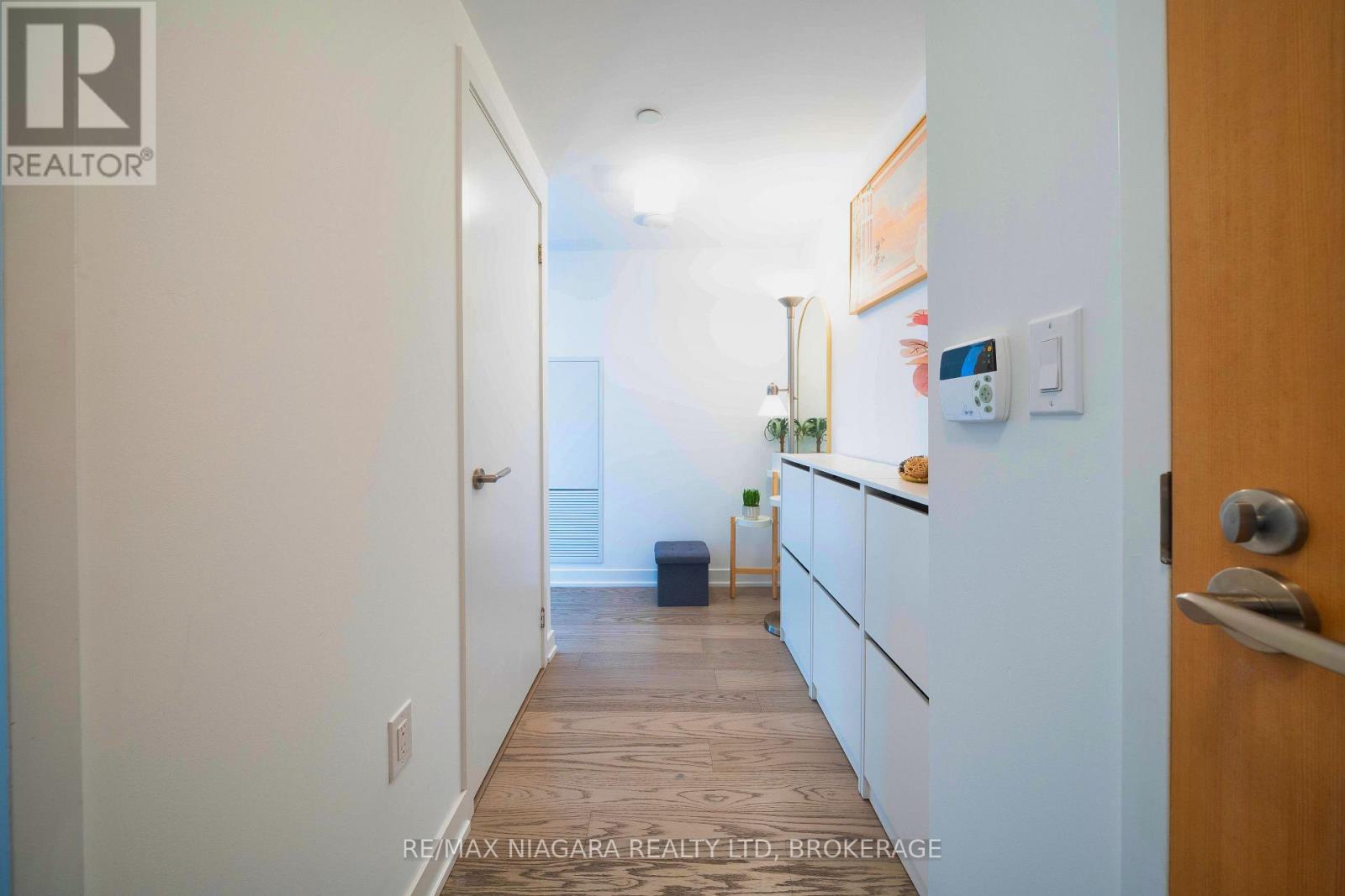 Photo 7 of 1105 11 Wellesley Street W, Toronto ON