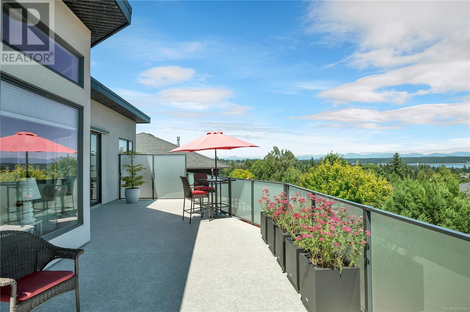 Photo 9 of 2661 Sunderland Rd, Campbell River BC