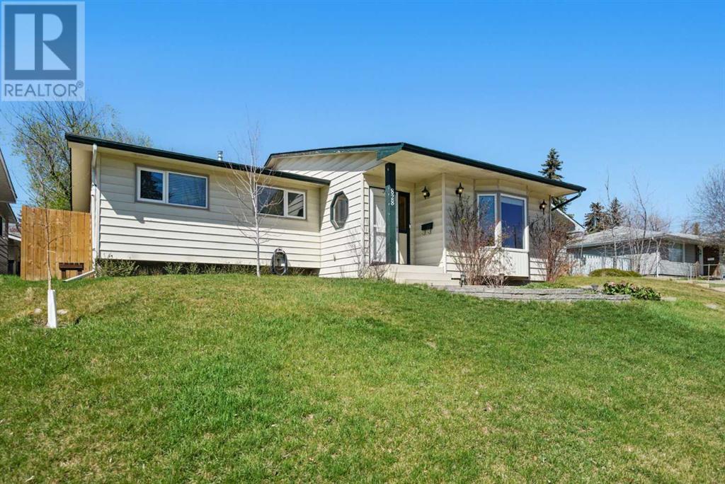 Single Family House Bungalow for Sale in  Hunterston Crescent NW Huntington Hills Calgary 