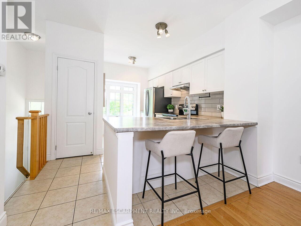 Photo 2 of 15 5080 Fairview Street, Burlington ON