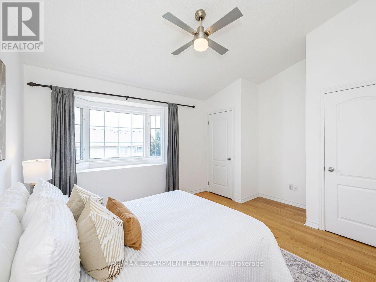 Photo 23 of 15 5080 Fairview Street, Burlington ON