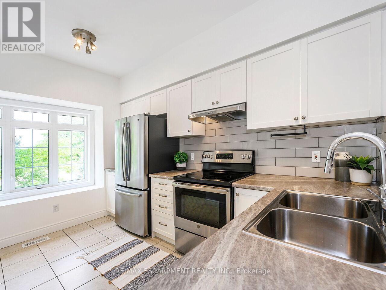 Photo 3 of 15 5080 Fairview Street, Burlington ON
