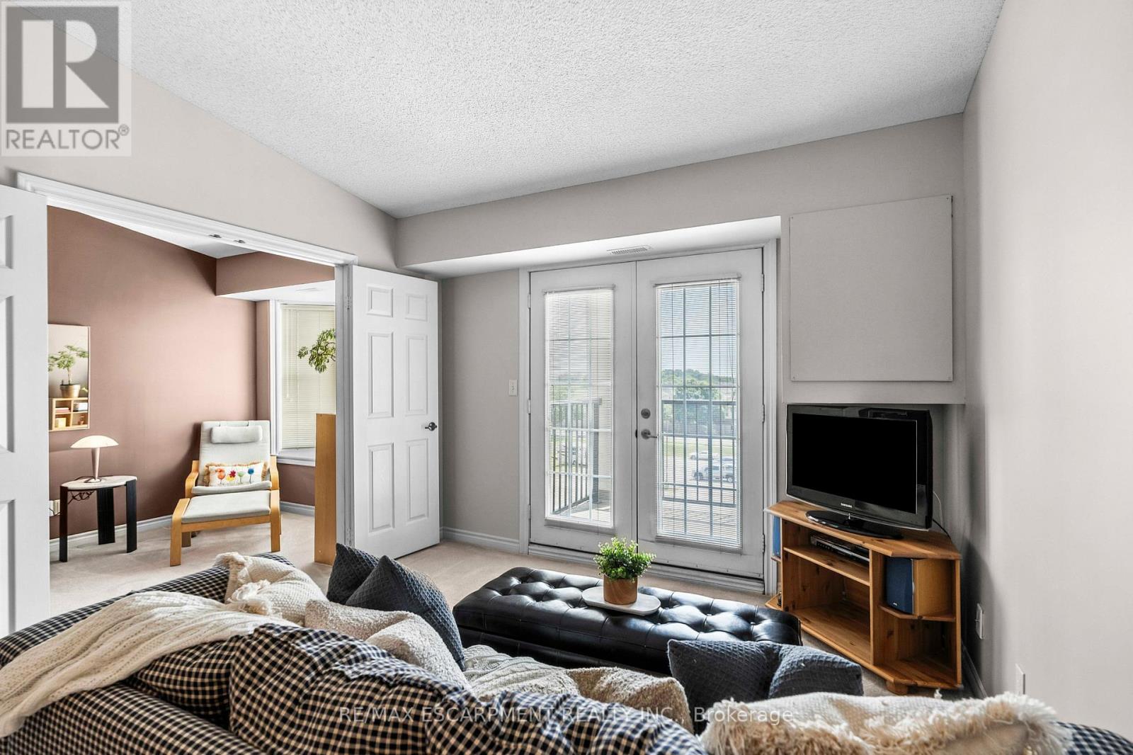 Photo 11 of 409 1411 Walkers Line, Burlington ON