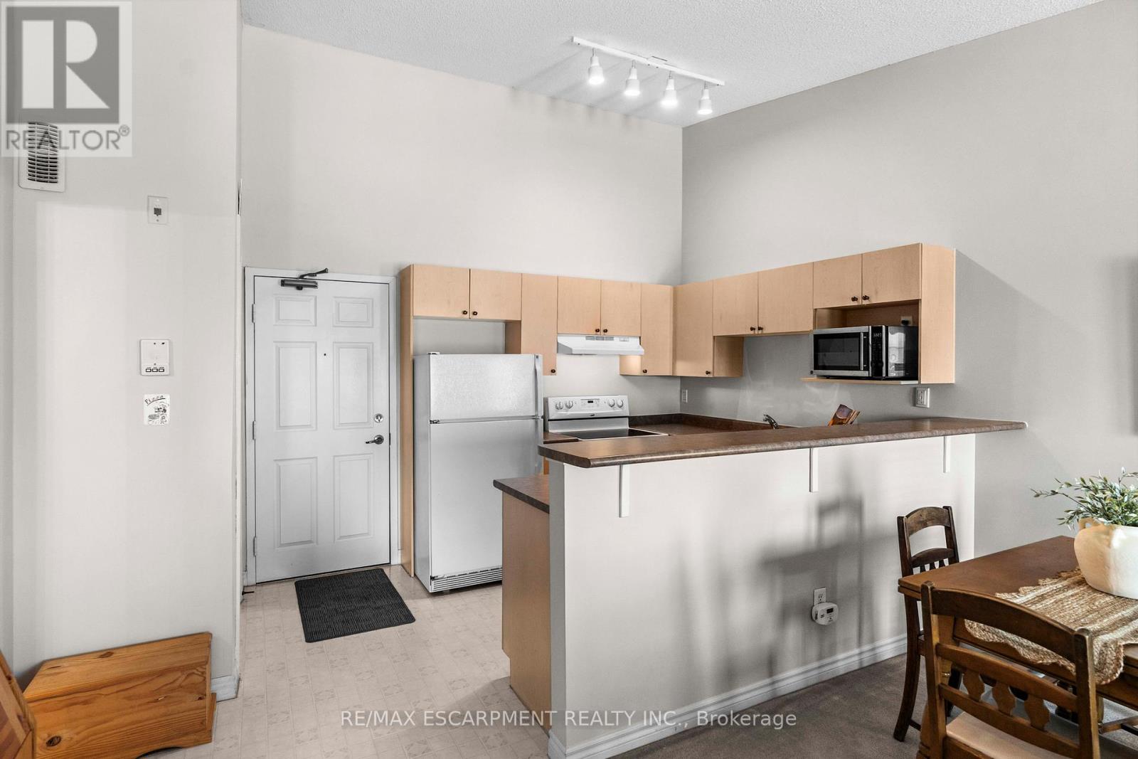 Photo 3 of 409 1411 Walkers Line, Burlington ON