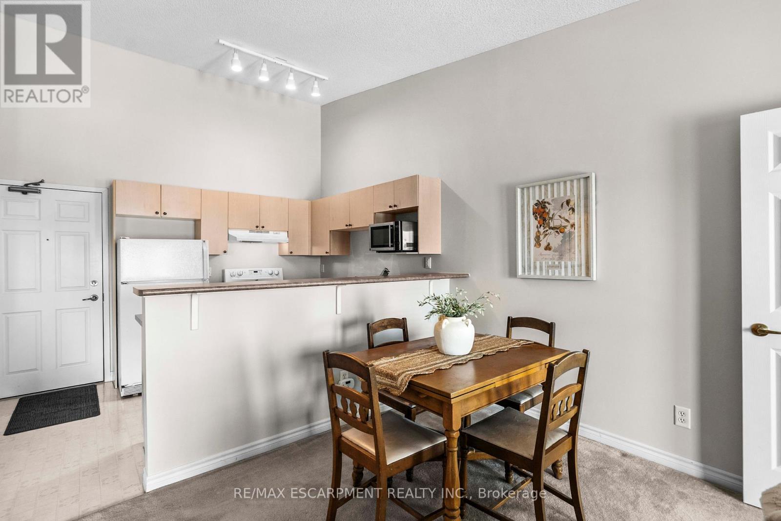 Photo 8 of 409 1411 Walkers Line, Burlington ON