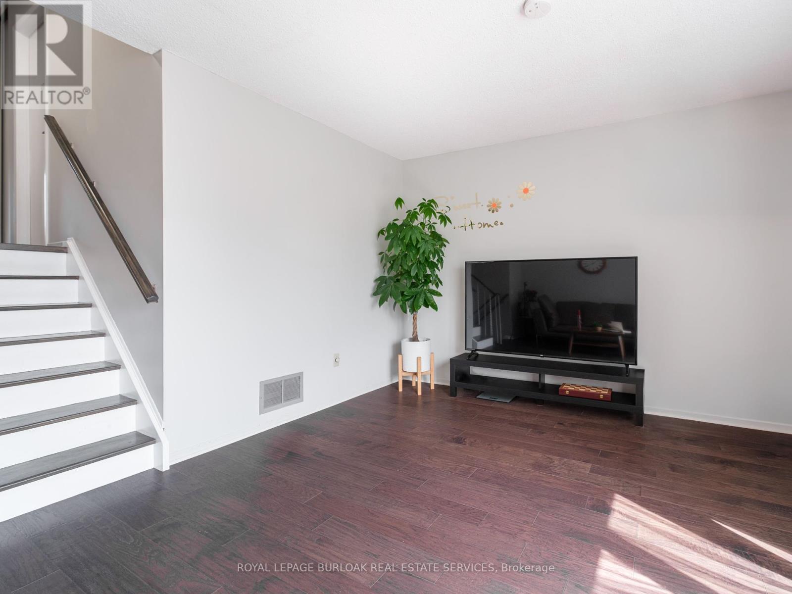 Photo 3 of 768 Thistle Down Court, Mississauga ON
