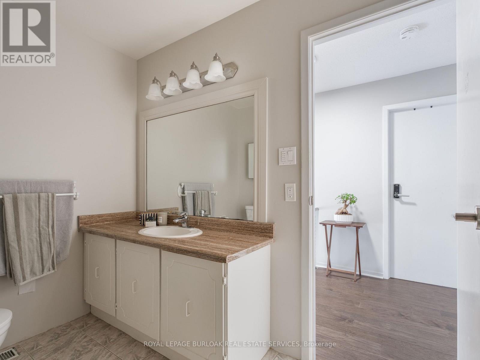 Photo 12 of 768 Thistle Down Court, Mississauga ON
