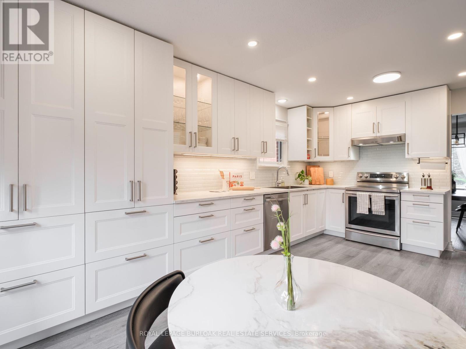 Photo 16 of 768 Thistle Down Court, Mississauga ON