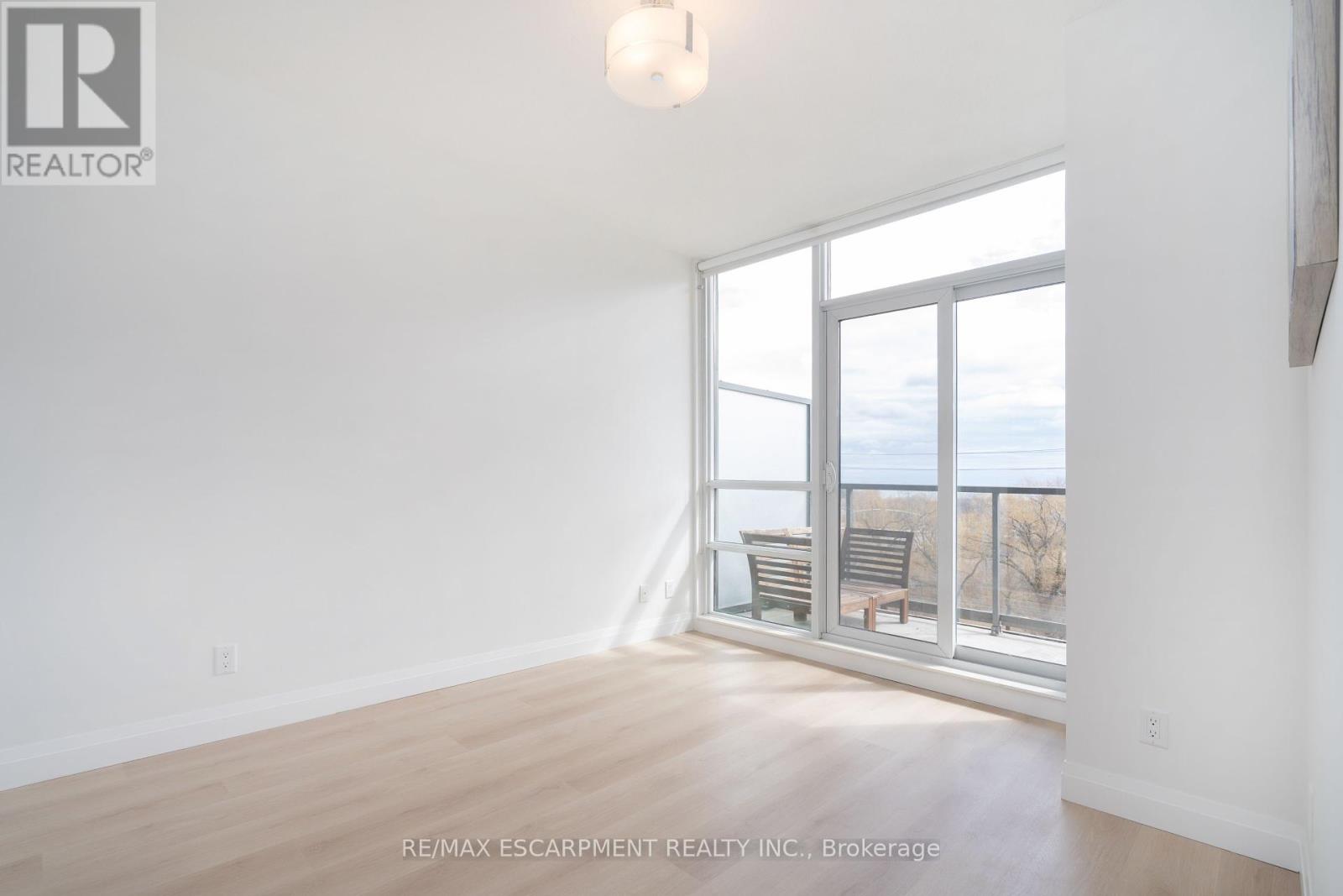 Photo 11 of 303 2230 Lake Shore Boulevard W, Toronto ON
