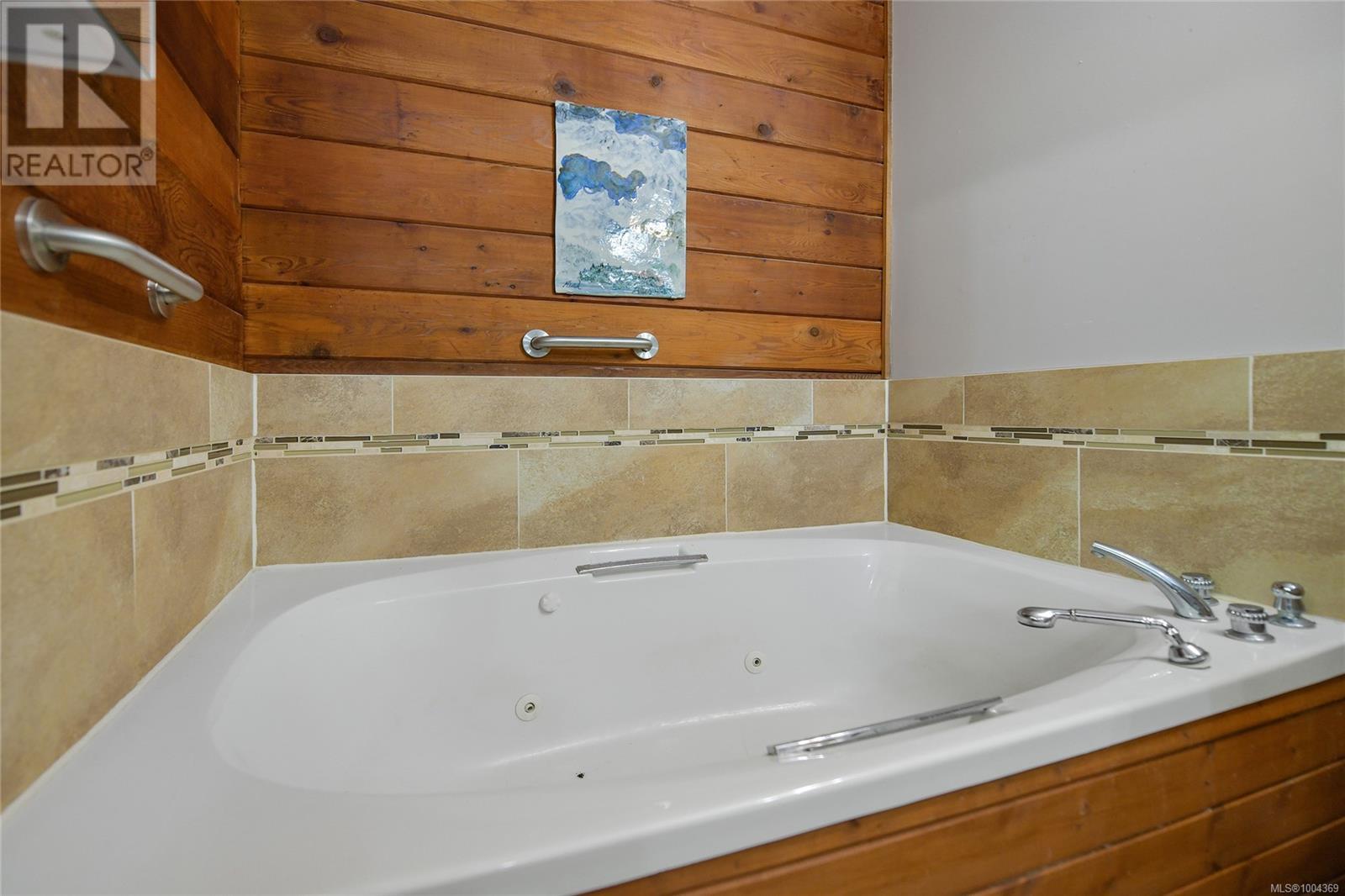  330 East West Road, Mayne Island