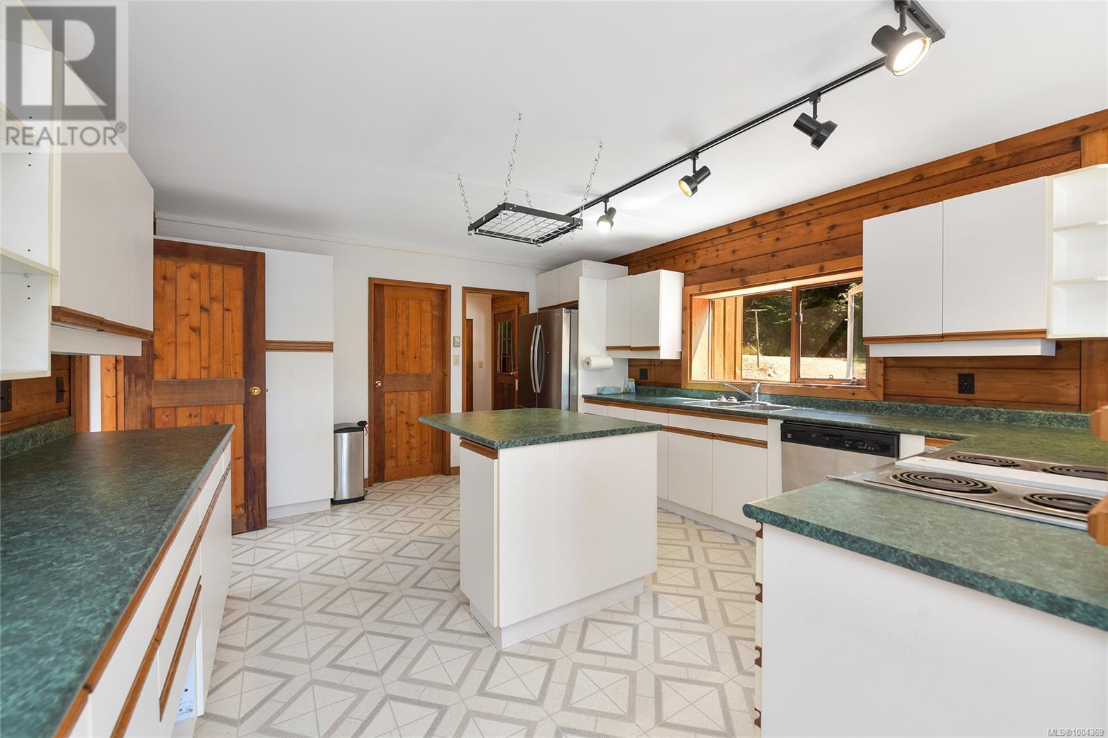  330 East West Road, Mayne Island