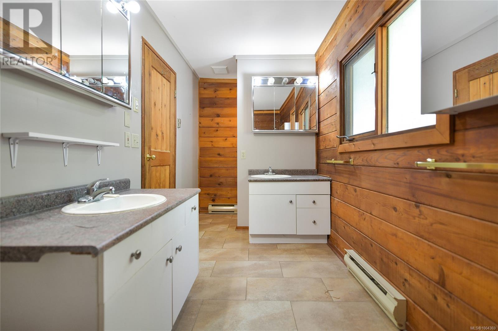  330 East West Road, Mayne Island