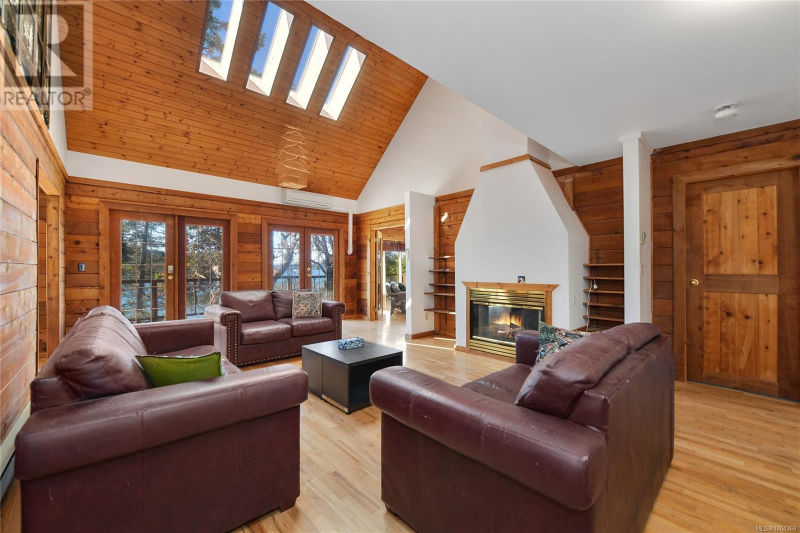 330 East West Road, Mayne Island