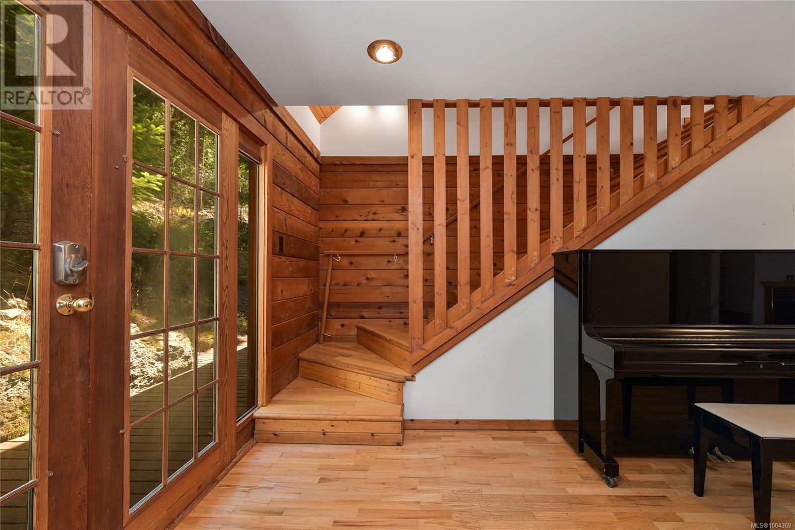  330 East West Road, Mayne Island