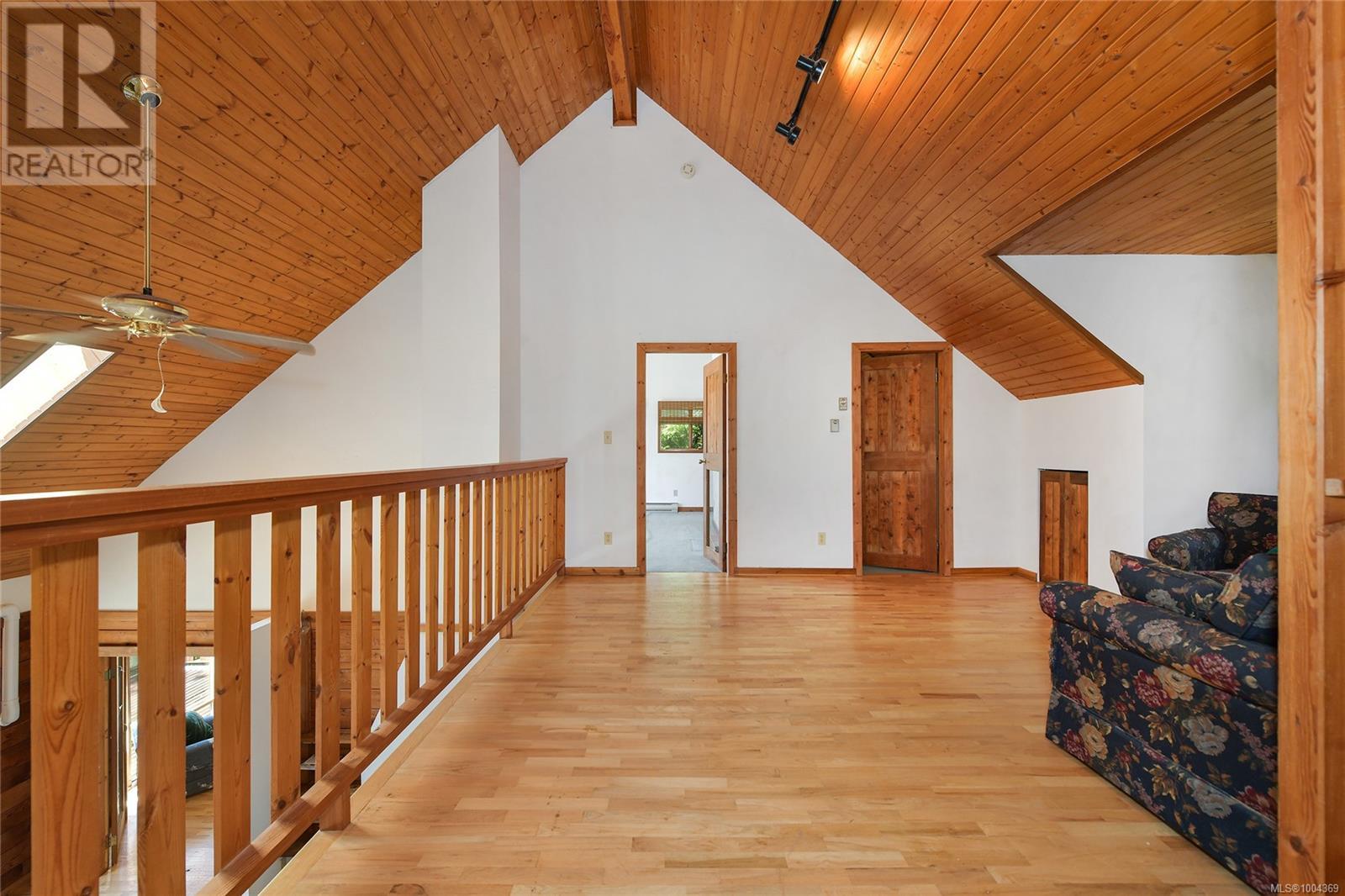  330 East West Road, Mayne Island