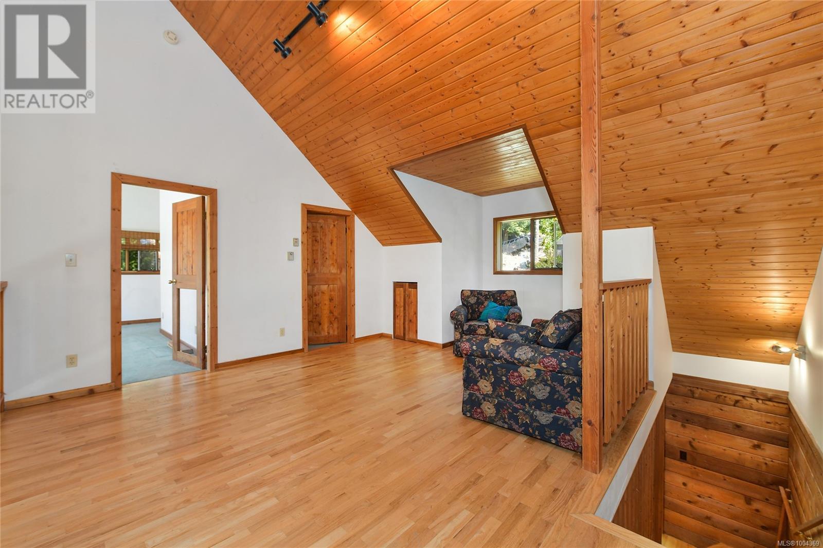  330 East West Road, Mayne Island