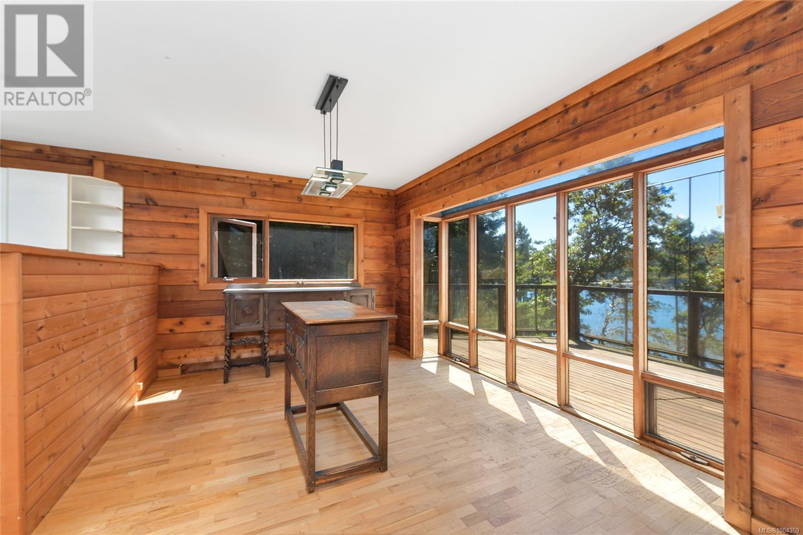  330 East West Road, Mayne Island
