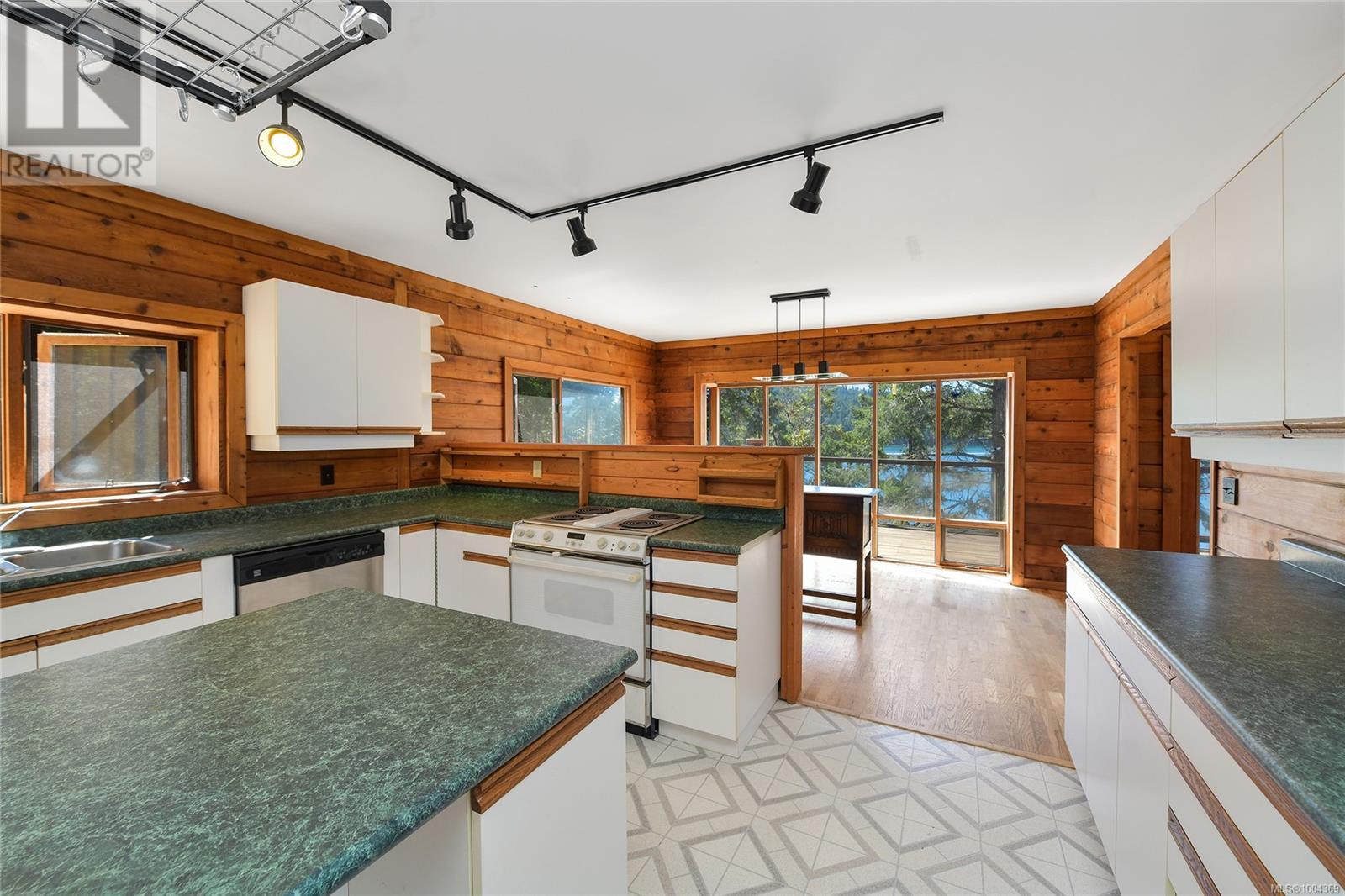  330 East West Road, Mayne Island