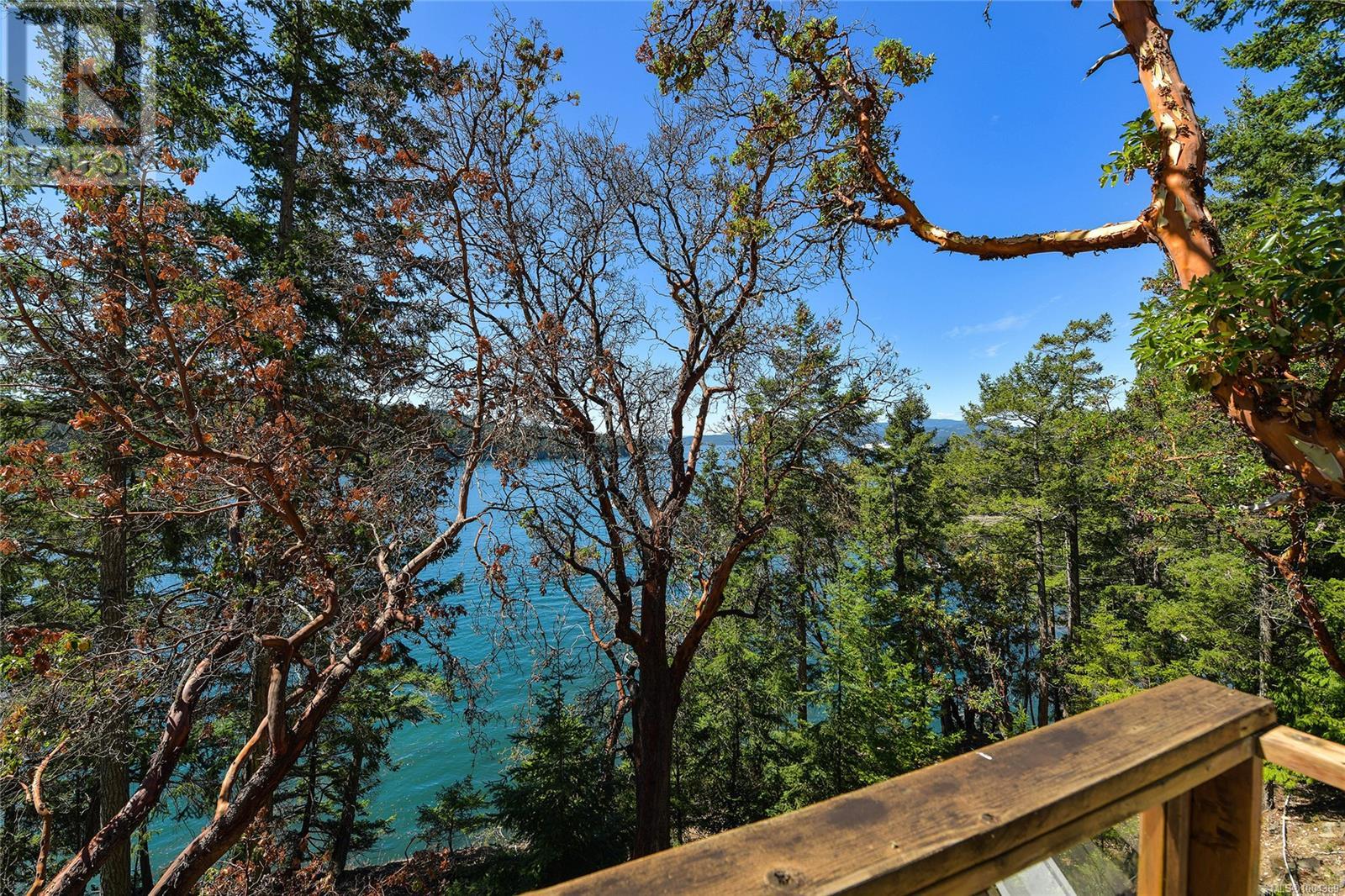  330 East West Road, Mayne Island