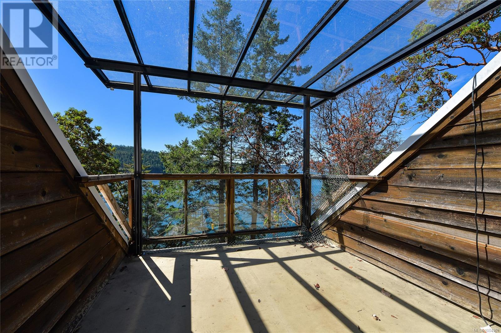  330 East West Road, Mayne Island