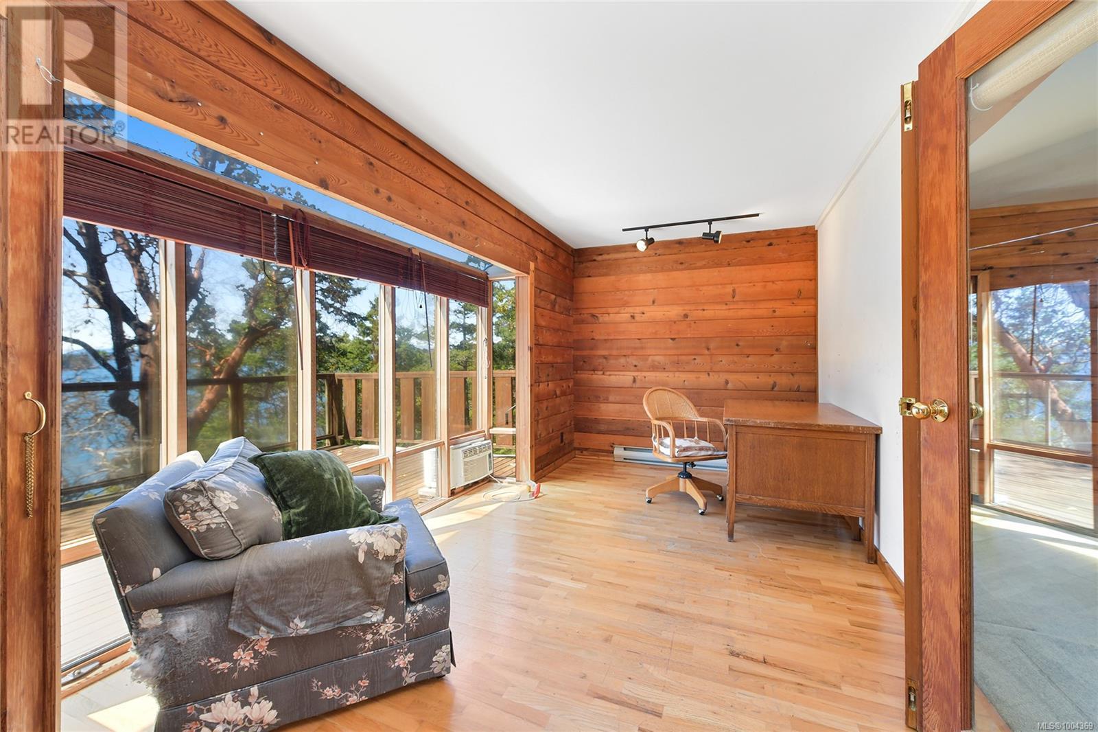  330 East West Road, Mayne Island