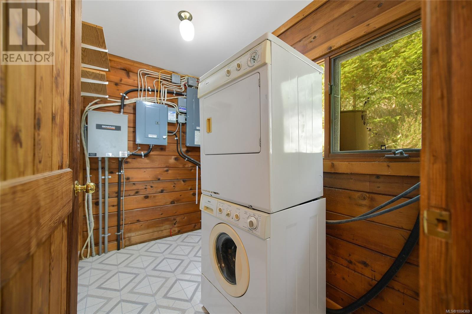  330 East West Road, Mayne Island