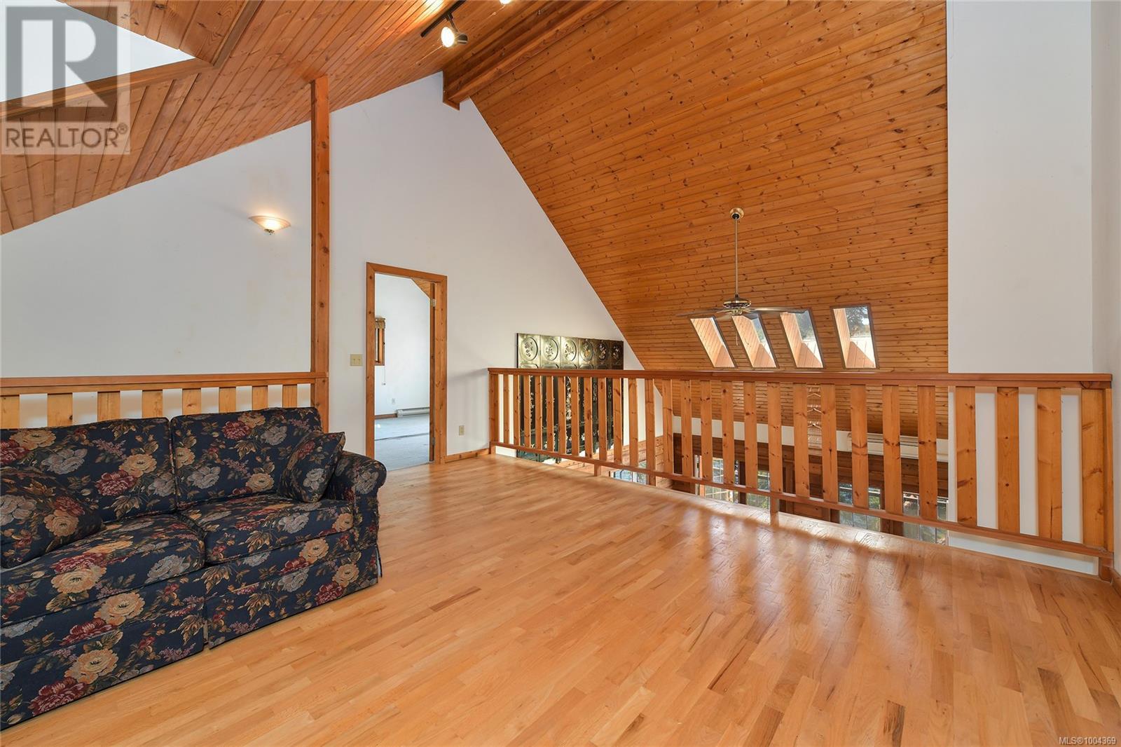  330 East West Road, Mayne Island