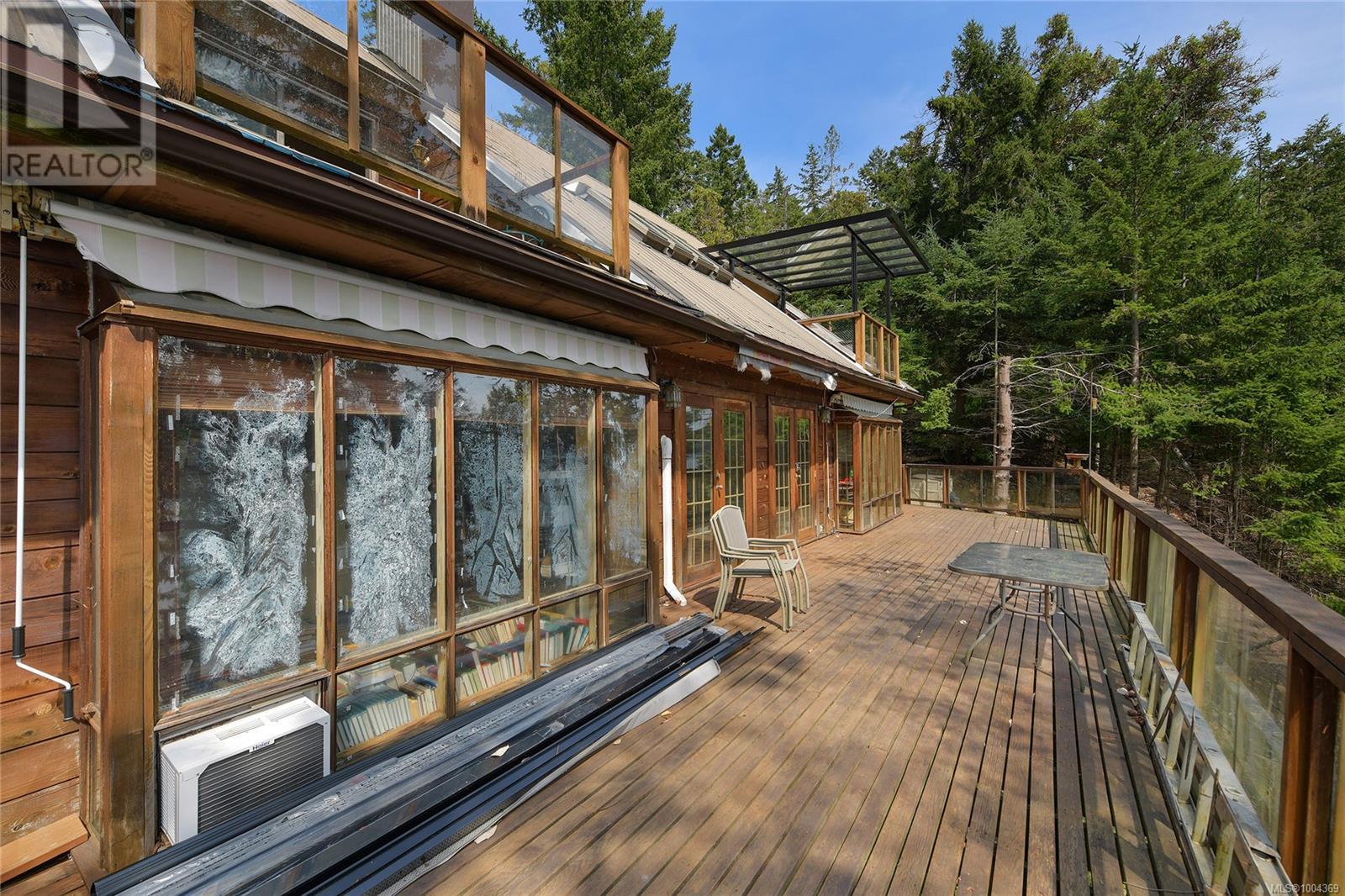  330 East West Road, Mayne Island