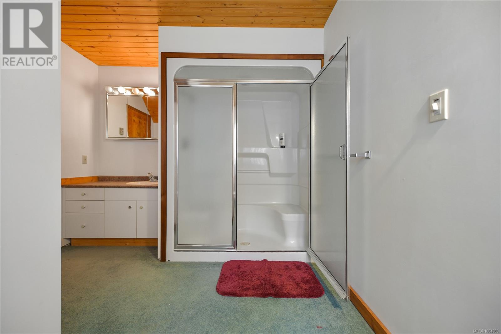  330 East West Road, Mayne Island