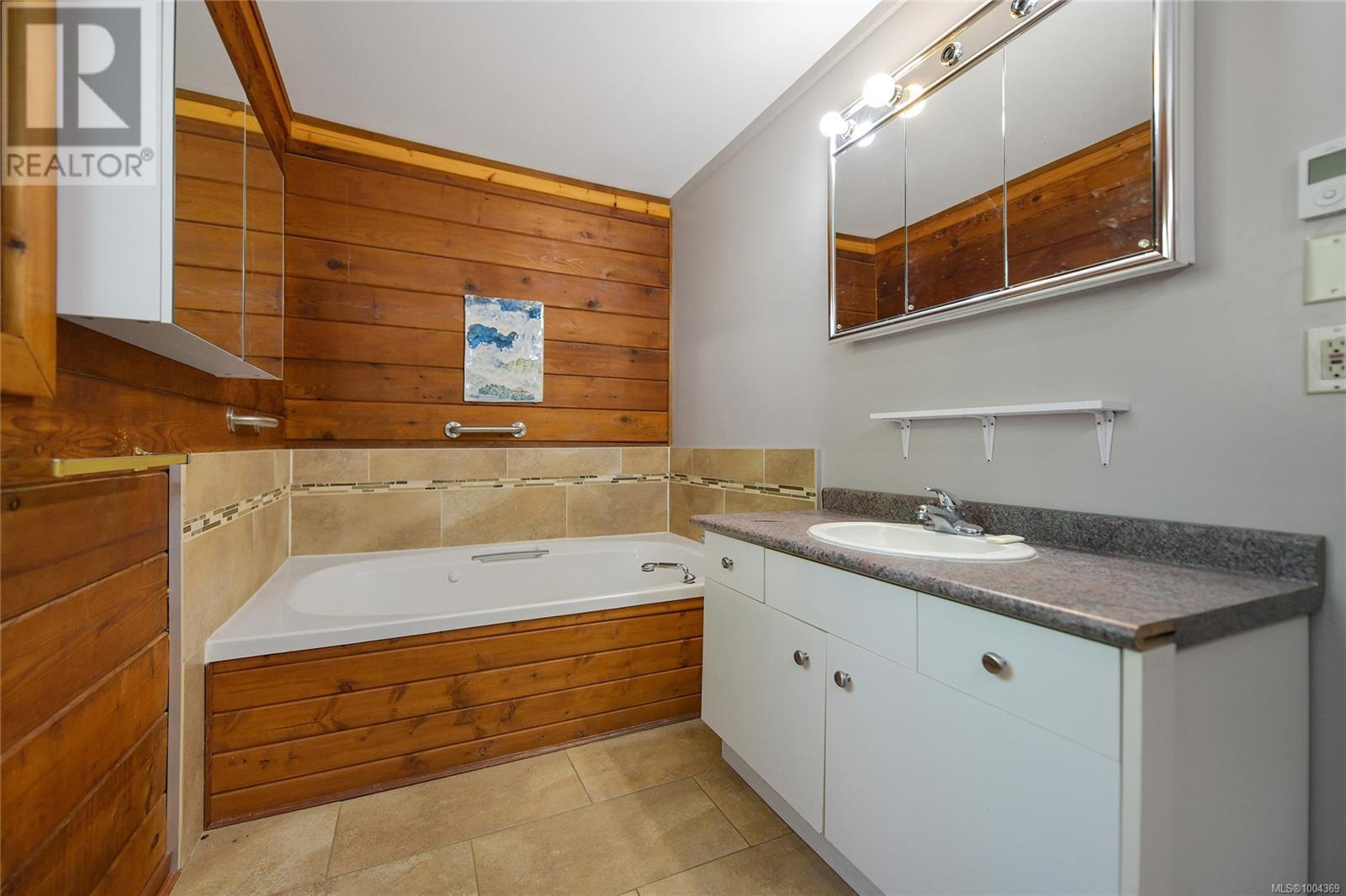  330 East West Road, Mayne Island