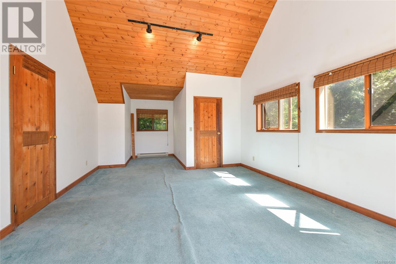  330 East West Road, Mayne Island