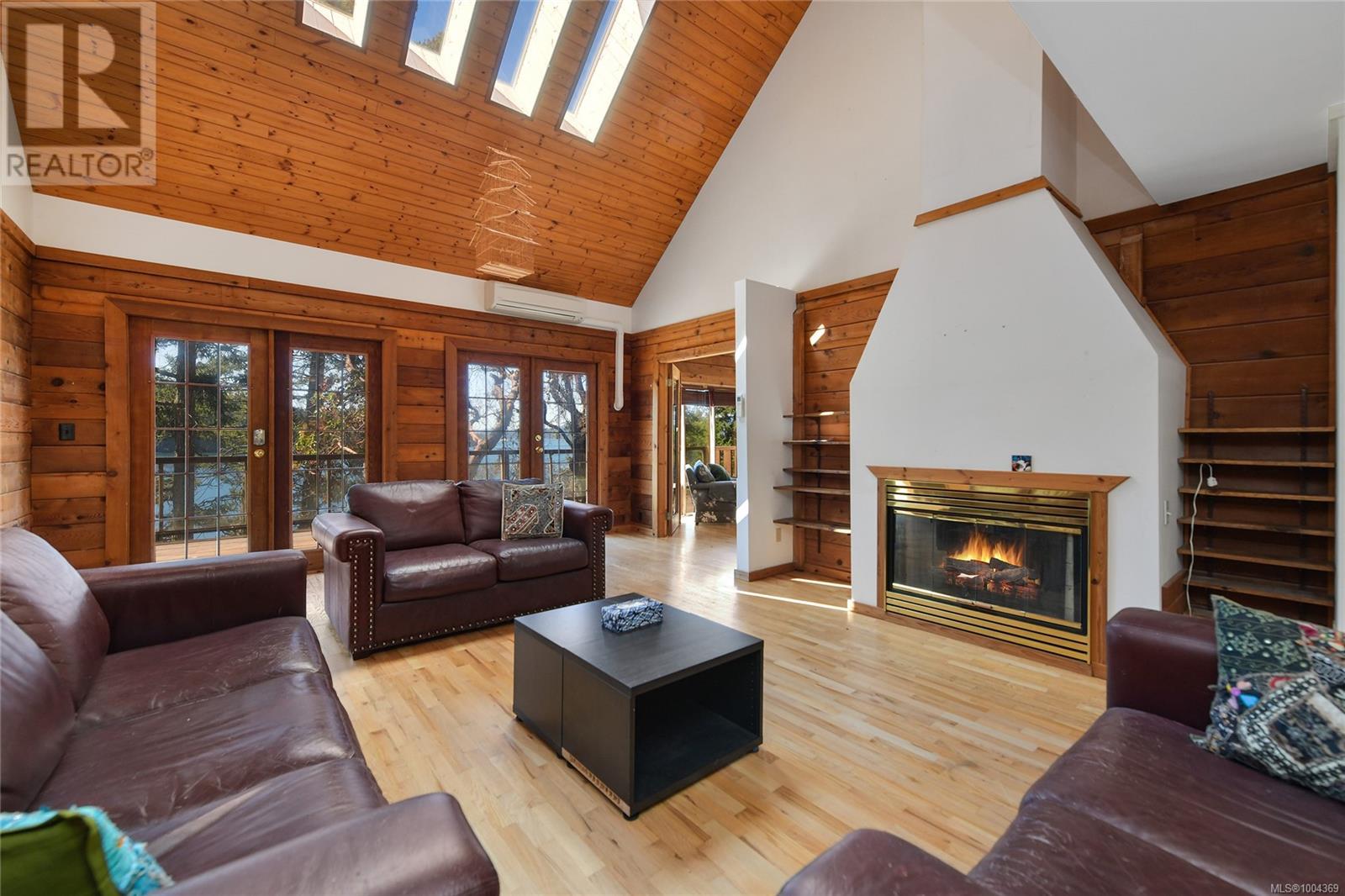  330 East West Road, Mayne Island