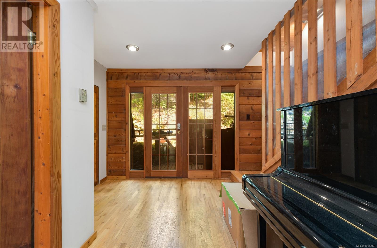  330 East West Road, Mayne Island