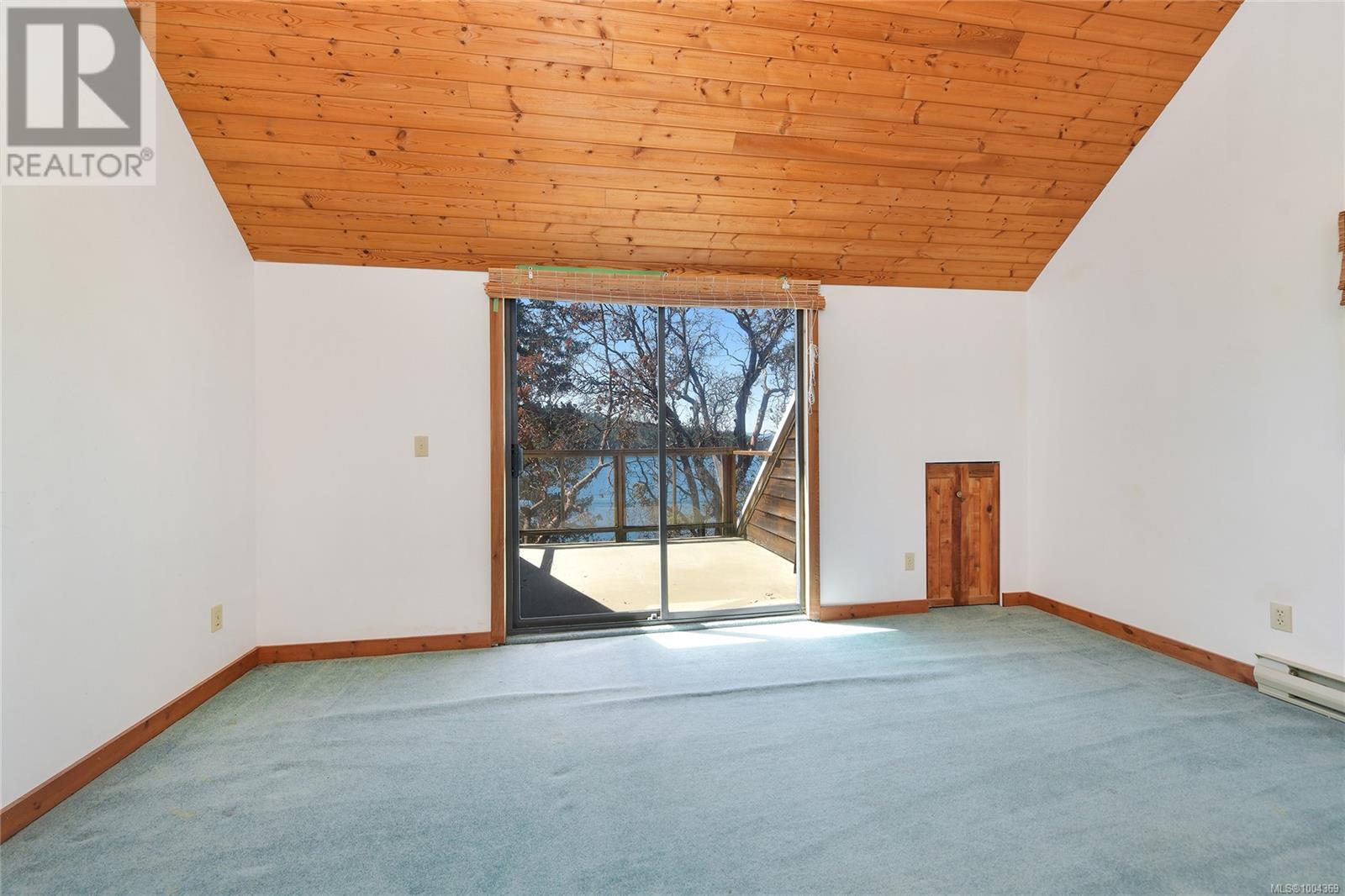  330 East West Road, Mayne Island