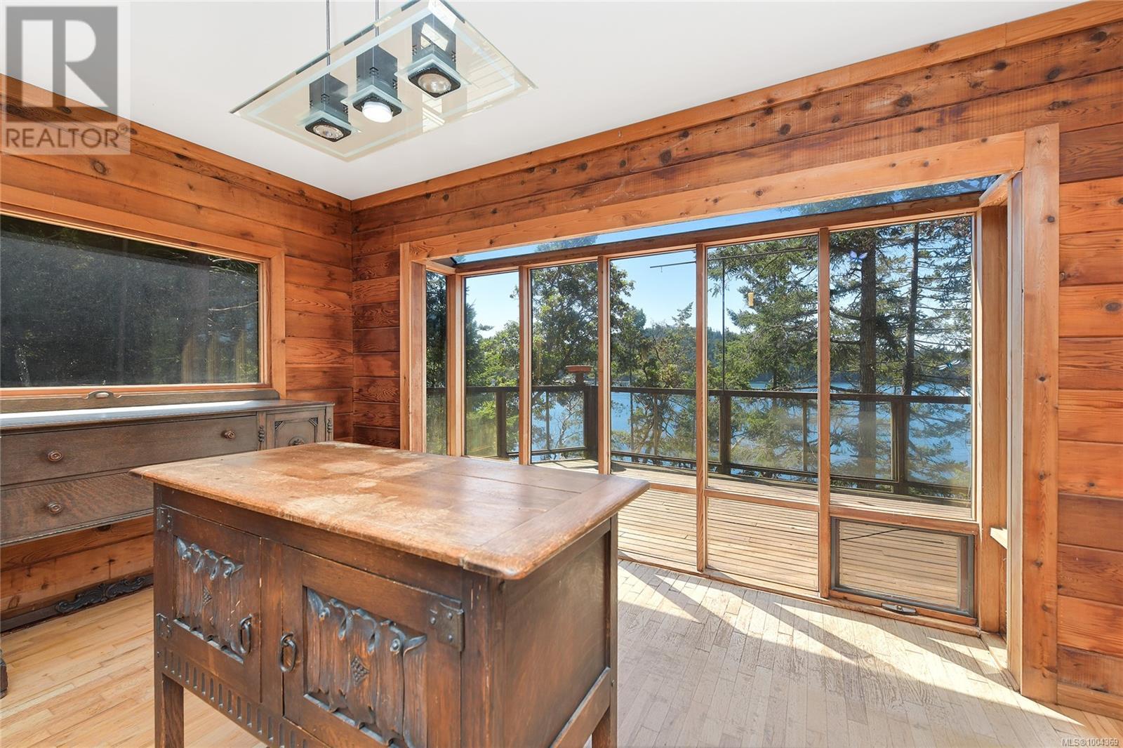  330 East West Road, Mayne Island