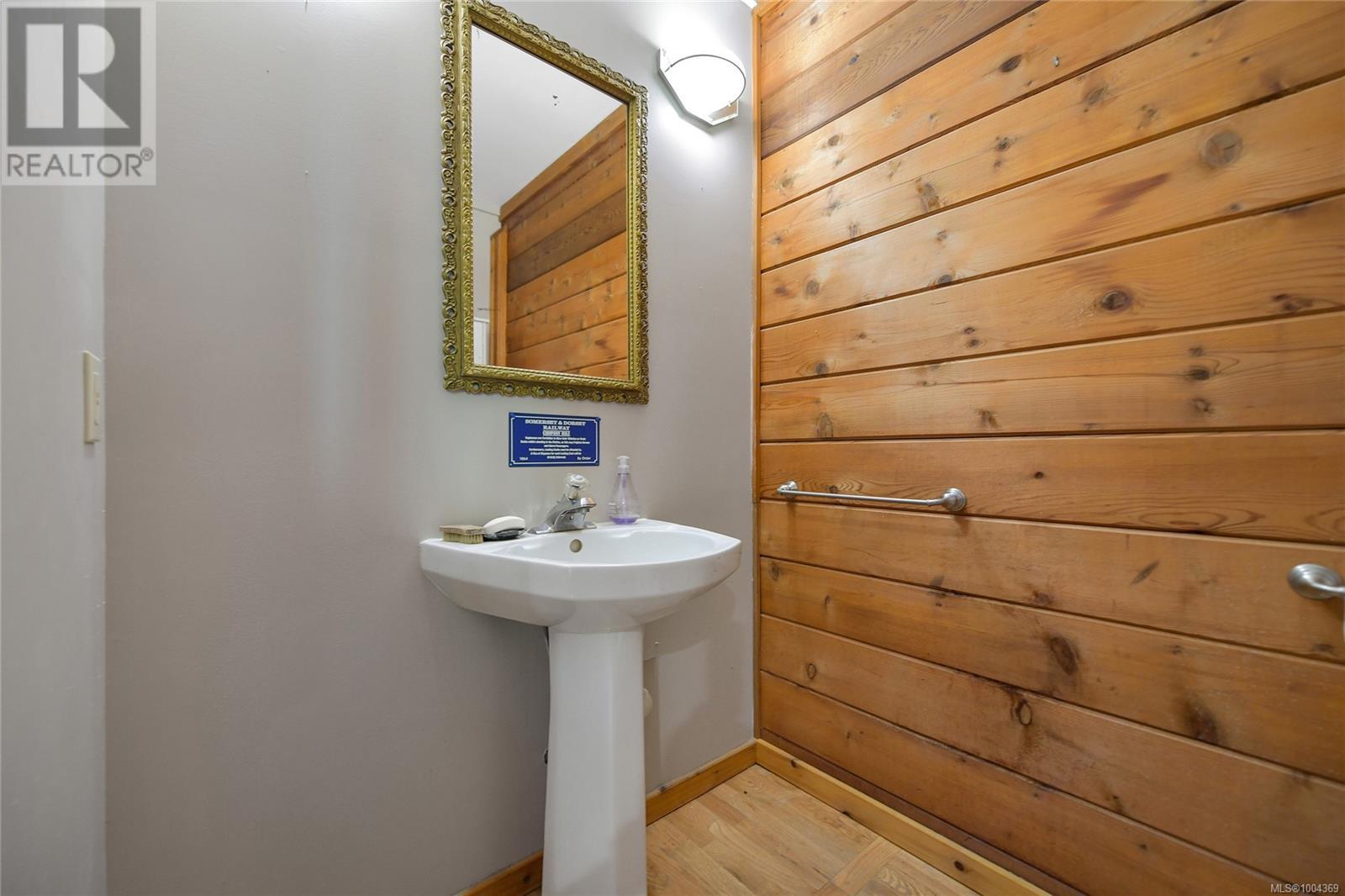  330 East West Road, Mayne Island