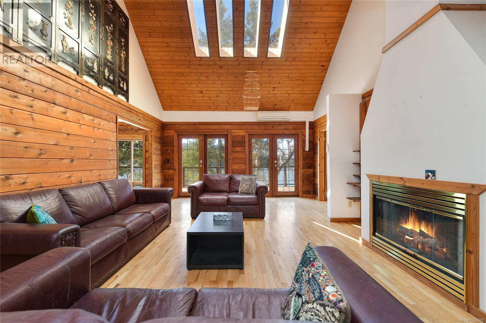  330 East West Road, Mayne Island