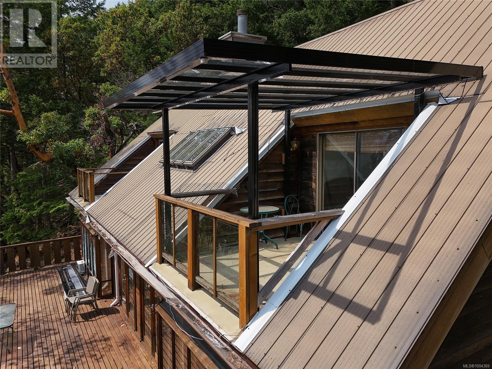  330 East West Road, Mayne Island