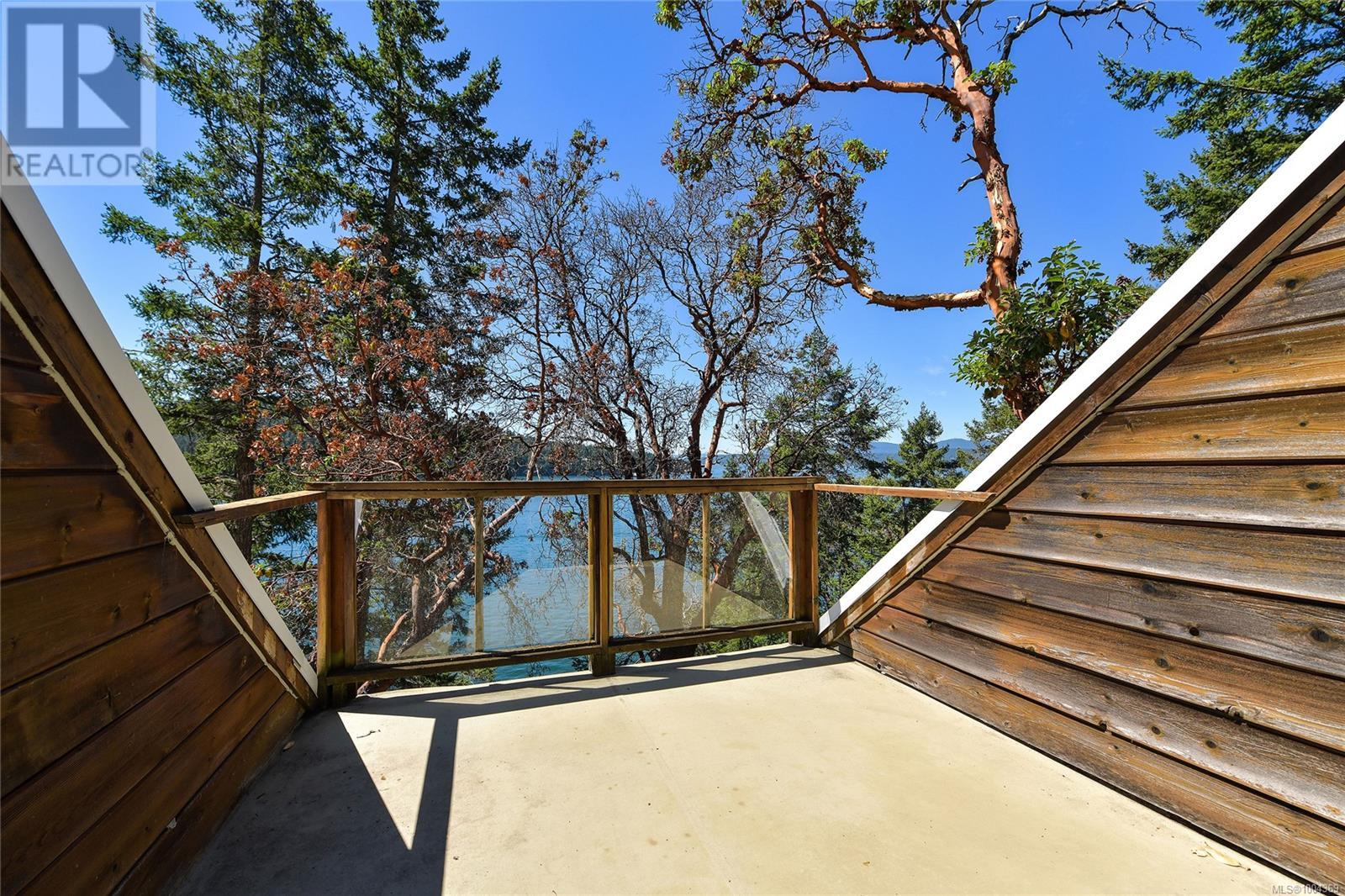  330 East West Road, Mayne Island