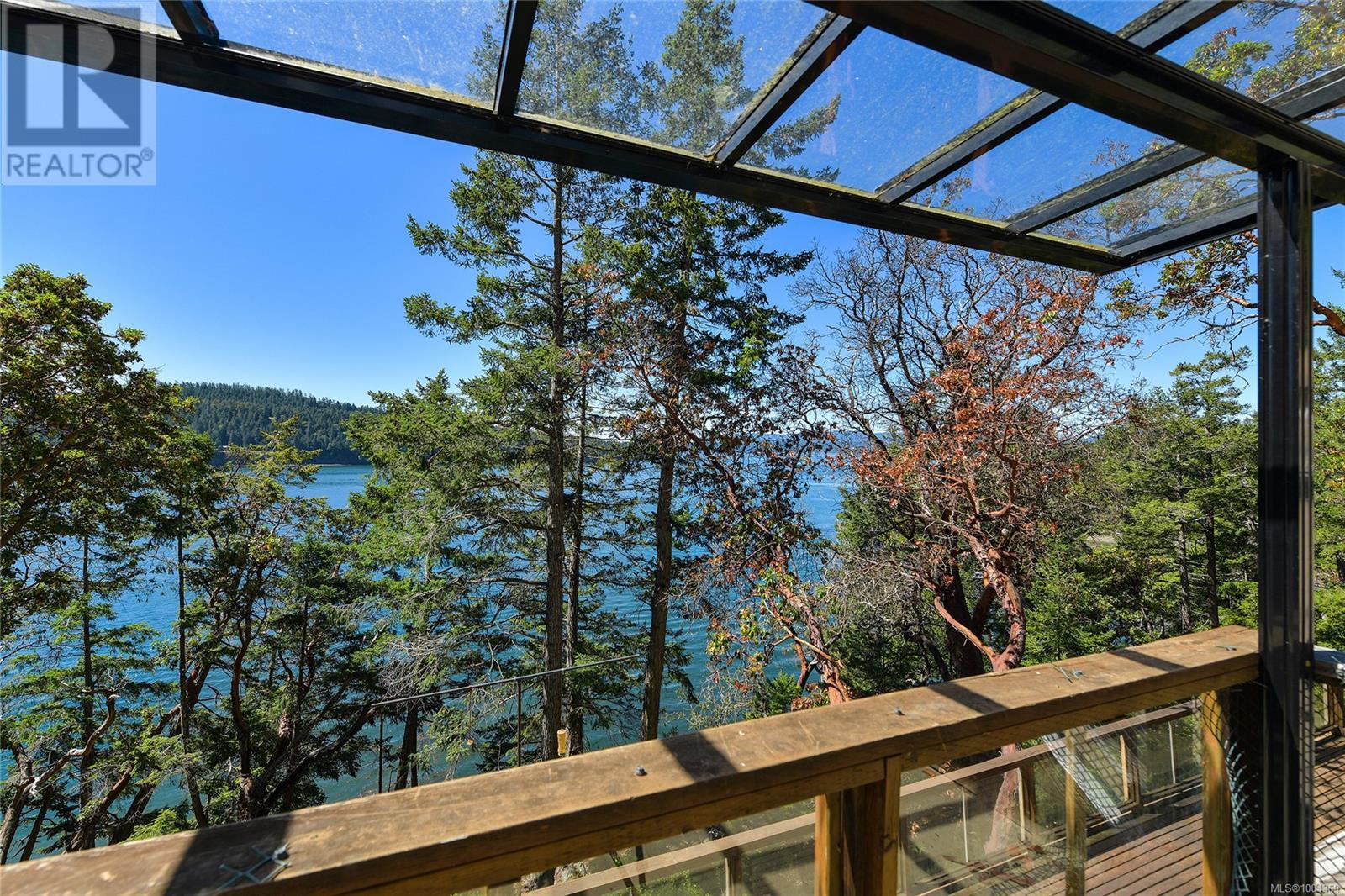  330 East West Road, Mayne Island