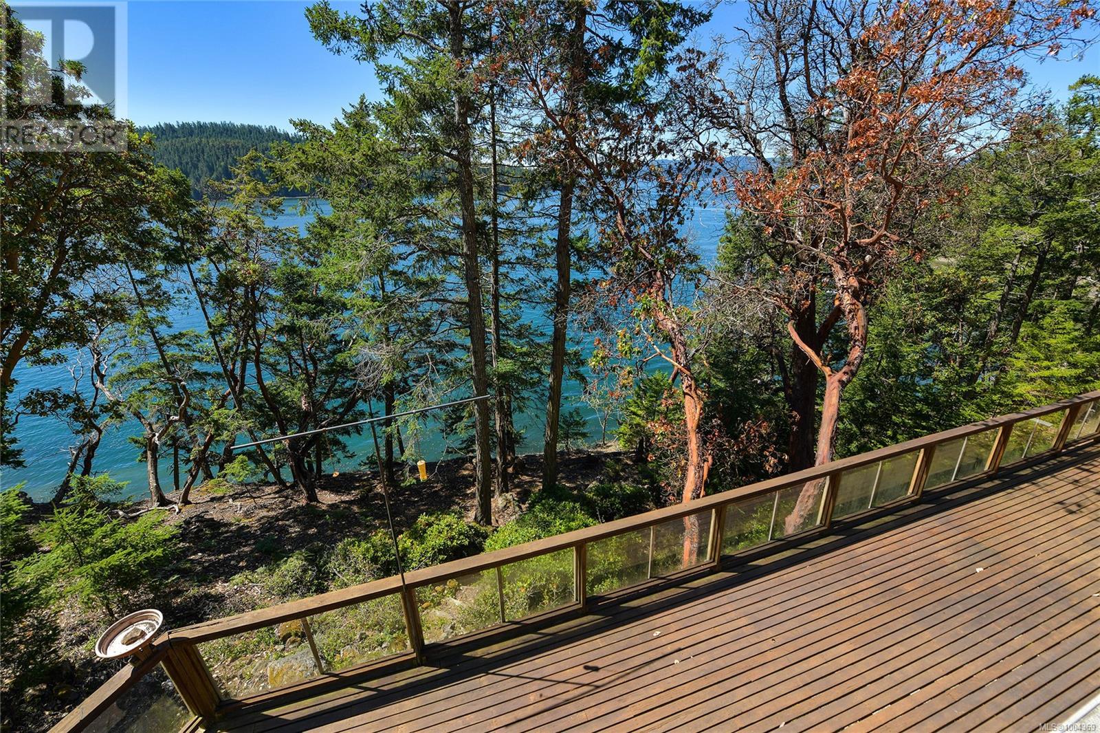  330 East West Road, Mayne Island