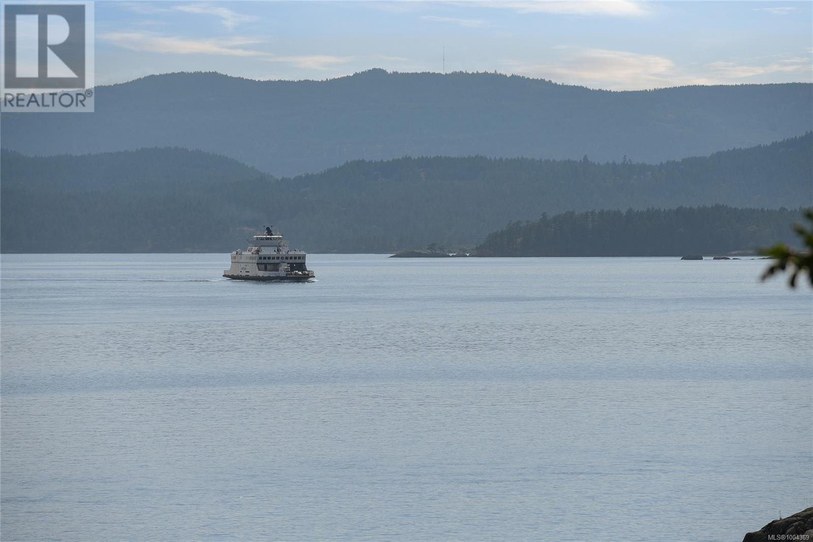  330 East West Road, Mayne Island