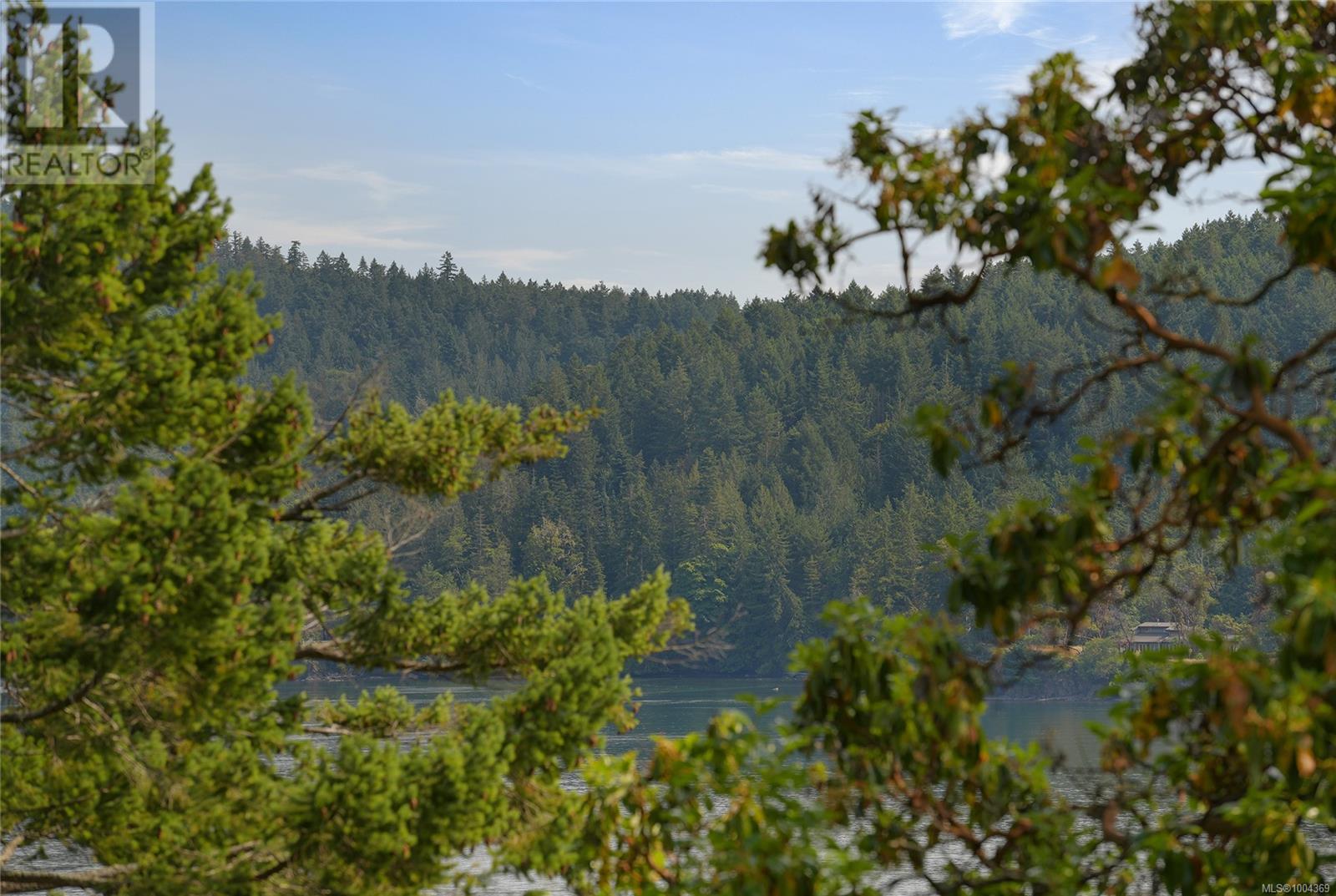  330 East West Road, Mayne Island