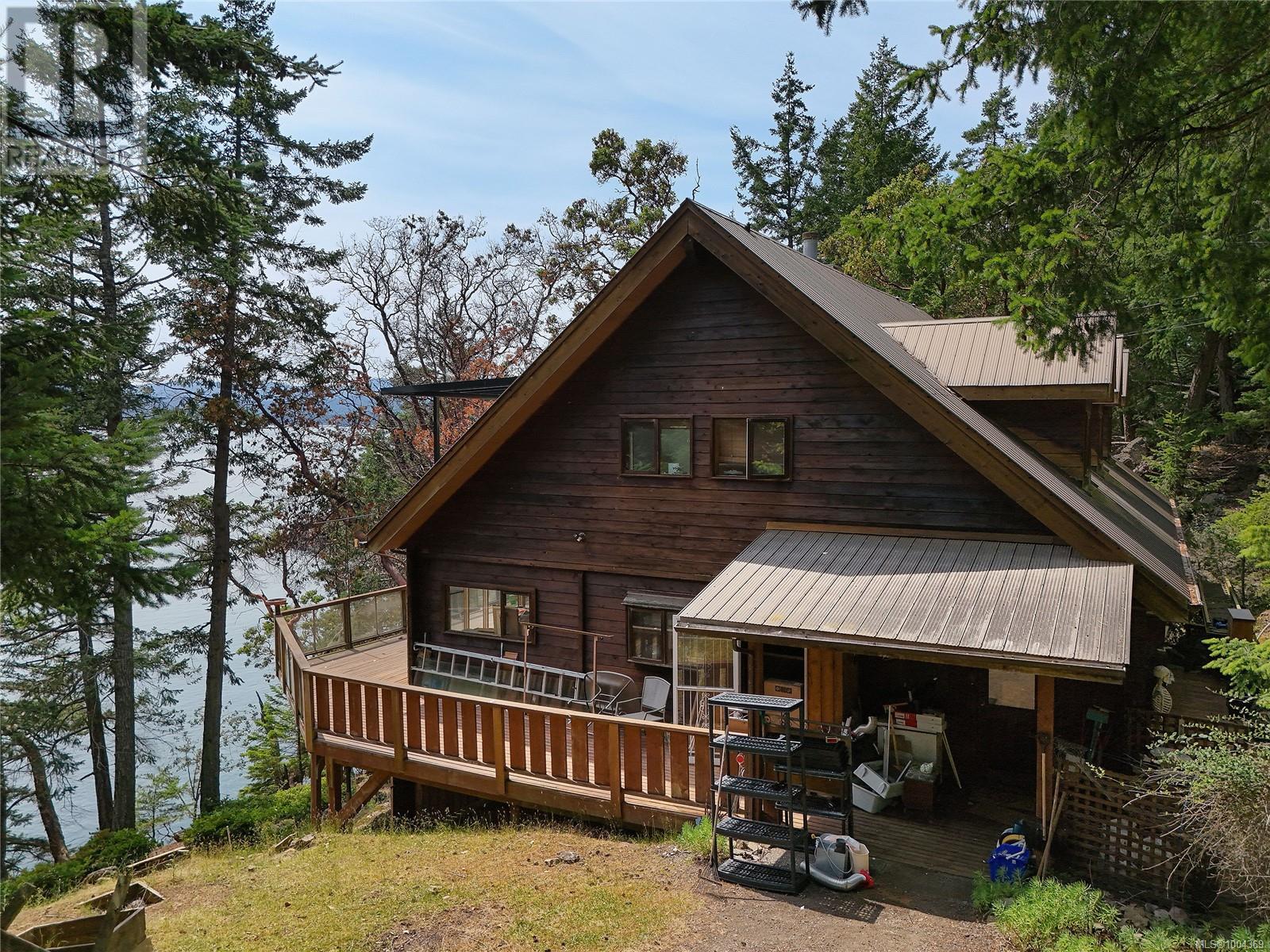 330 East West Road, Mayne Island