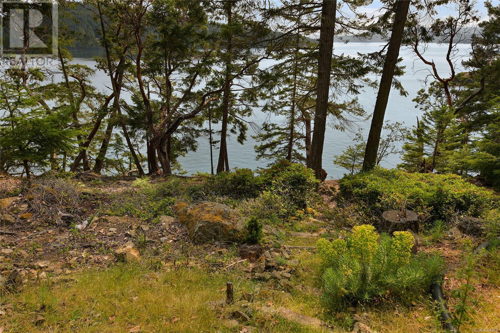  330 East West Road, Mayne Island