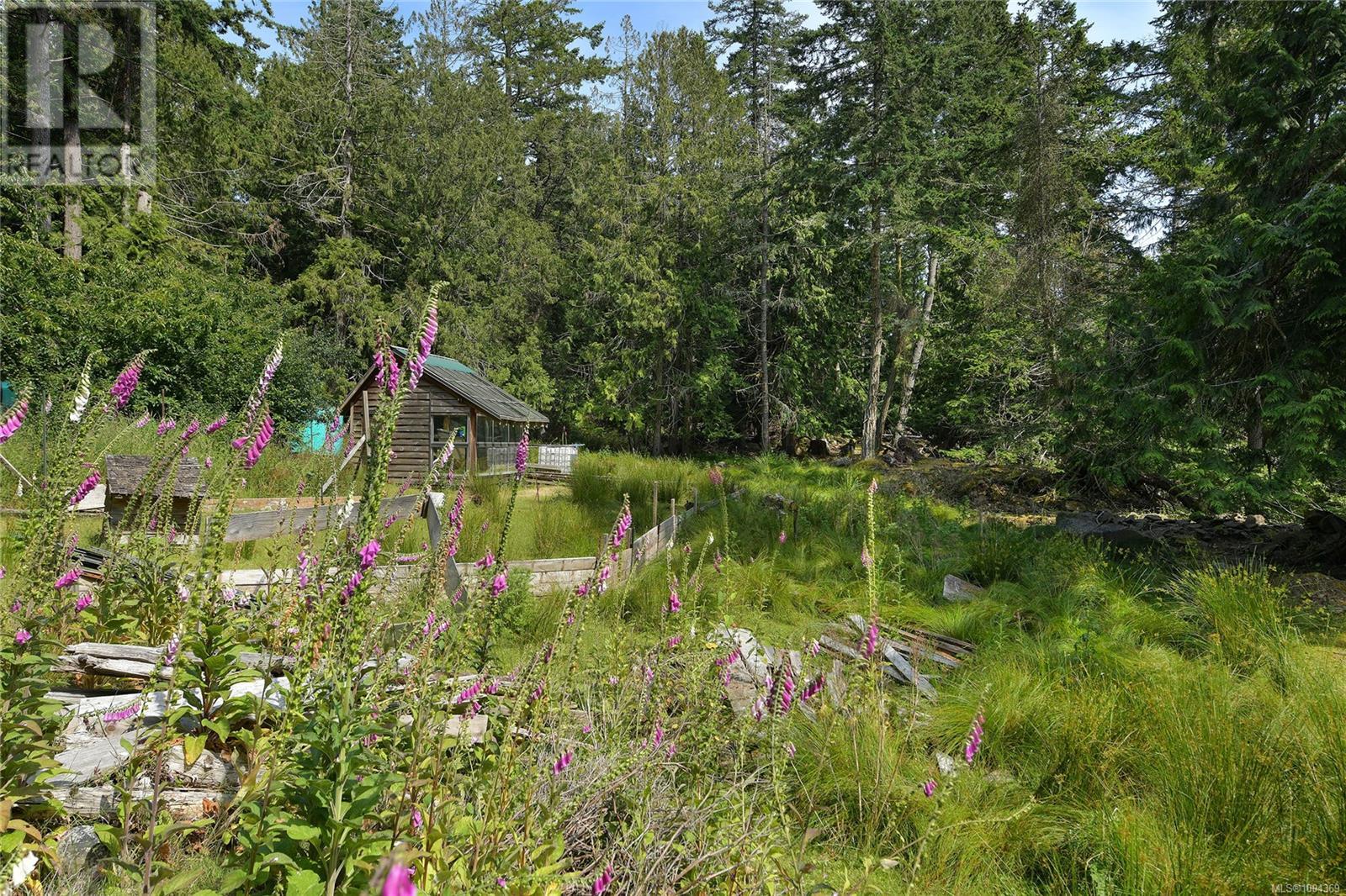  330 East West Road, Mayne Island